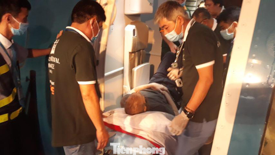 Hình ảnh phi công người Anh trên chuyến bay rời Việt Nam về nước ảnh 7