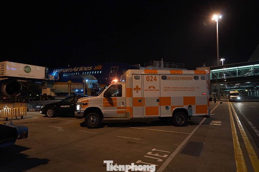 Hình ảnh phi công người Anh trên chuyến bay rời Việt Nam về nước ảnh 1