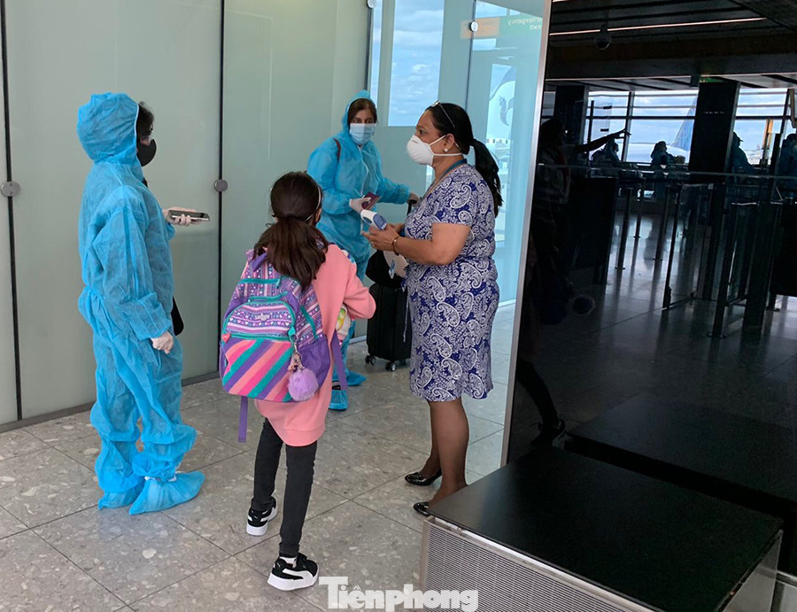 Phi công người Anh đã về đến quê nhà sau 15 giờ bay từ Hà Nội ảnh 9