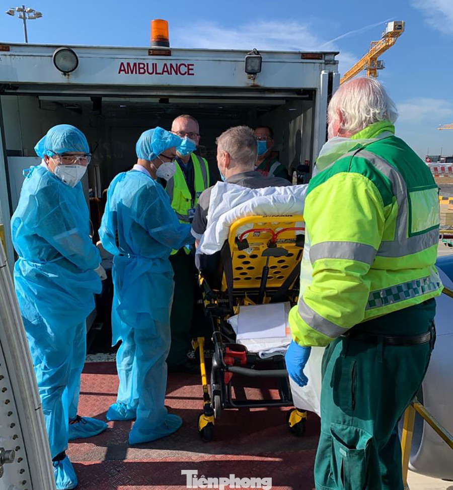 Phi công người Anh đã về đến quê nhà sau 15 giờ bay từ Hà Nội ảnh 5