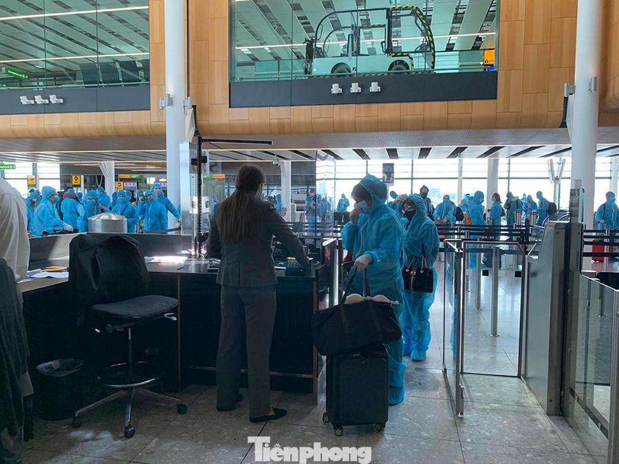 Phi công người Anh đã về đến quê nhà sau 15 giờ bay từ Hà Nội ảnh 10