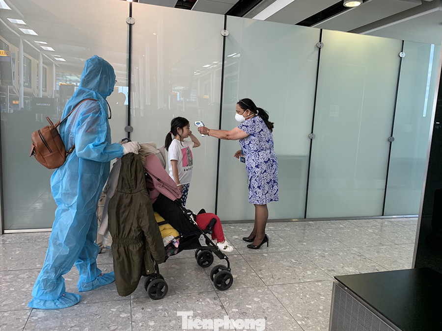 Phi công người Anh đã về đến quê nhà sau 15 giờ bay từ Hà Nội ảnh 8