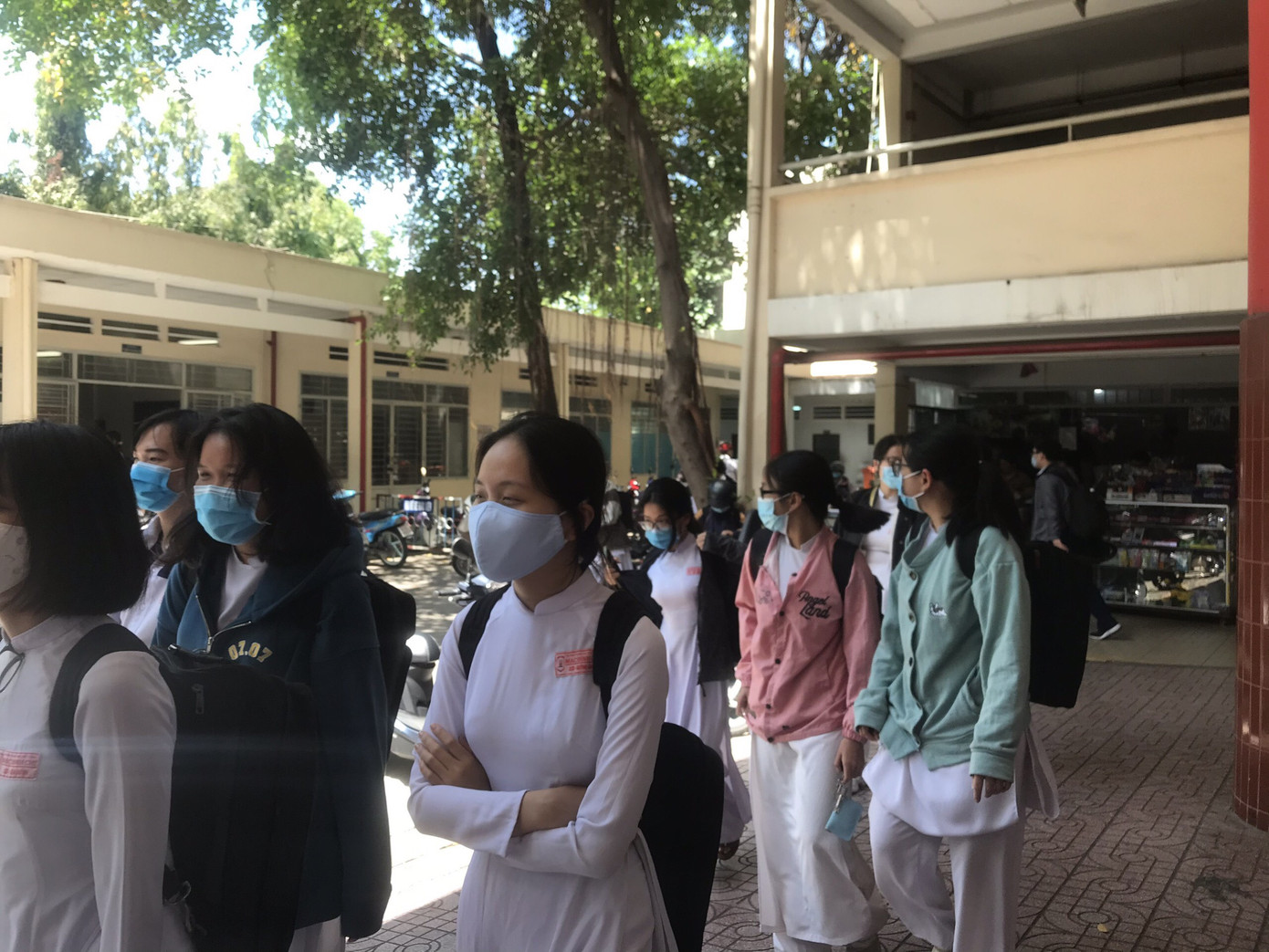 TP.HCM: 1,7 triệu học sinh quay lại trường học, chính thức chấm dứt “học kỳ online“ ảnh 6