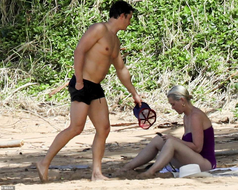 Chưa lấy lại dáng sau sinh con, Katy Perry vẫn tự tin diện đồ bơi trễ nải ảnh 1