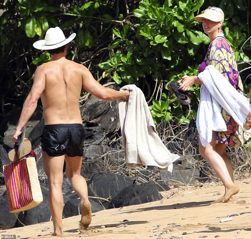 Chưa lấy lại dáng sau sinh con, Katy Perry vẫn tự tin diện đồ bơi trễ nải ảnh 7