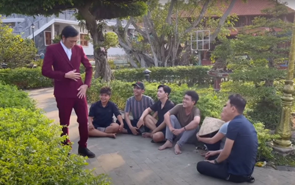 Hoài Linh diện vest làm vườn, đáp trả anti-fan chê không tôn trọng khán giả ảnh 1