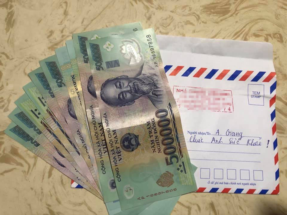 Nghệ sĩ Giang Còi đi mua thuốc bất ngờ được mừng tuổi số tiền gấp 5 lần ảnh 2