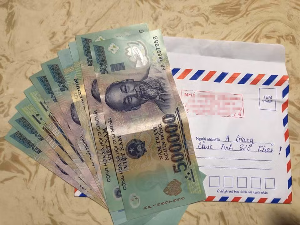 Nghệ sĩ Giang Còi đi mua thuốc bất ngờ được mừng tuổi số tiền gấp 5 lần ảnh 2