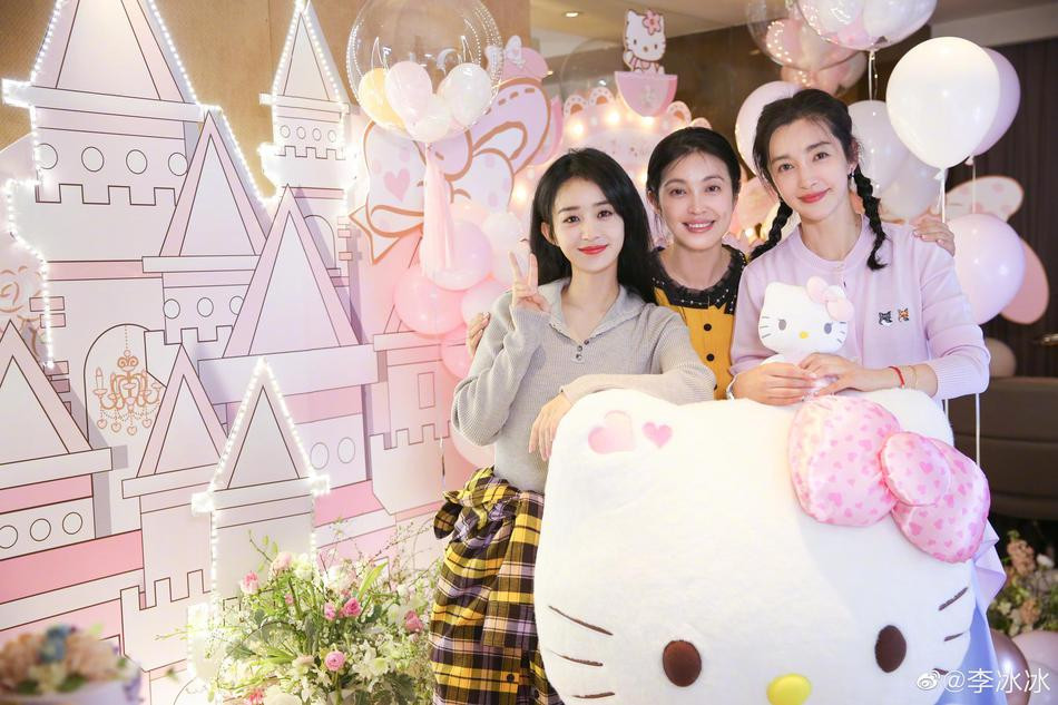 Lý Băng Băng tươi trẻ như thiếu nữ dù đón sinh nhật tuổi 48 ảnh 1