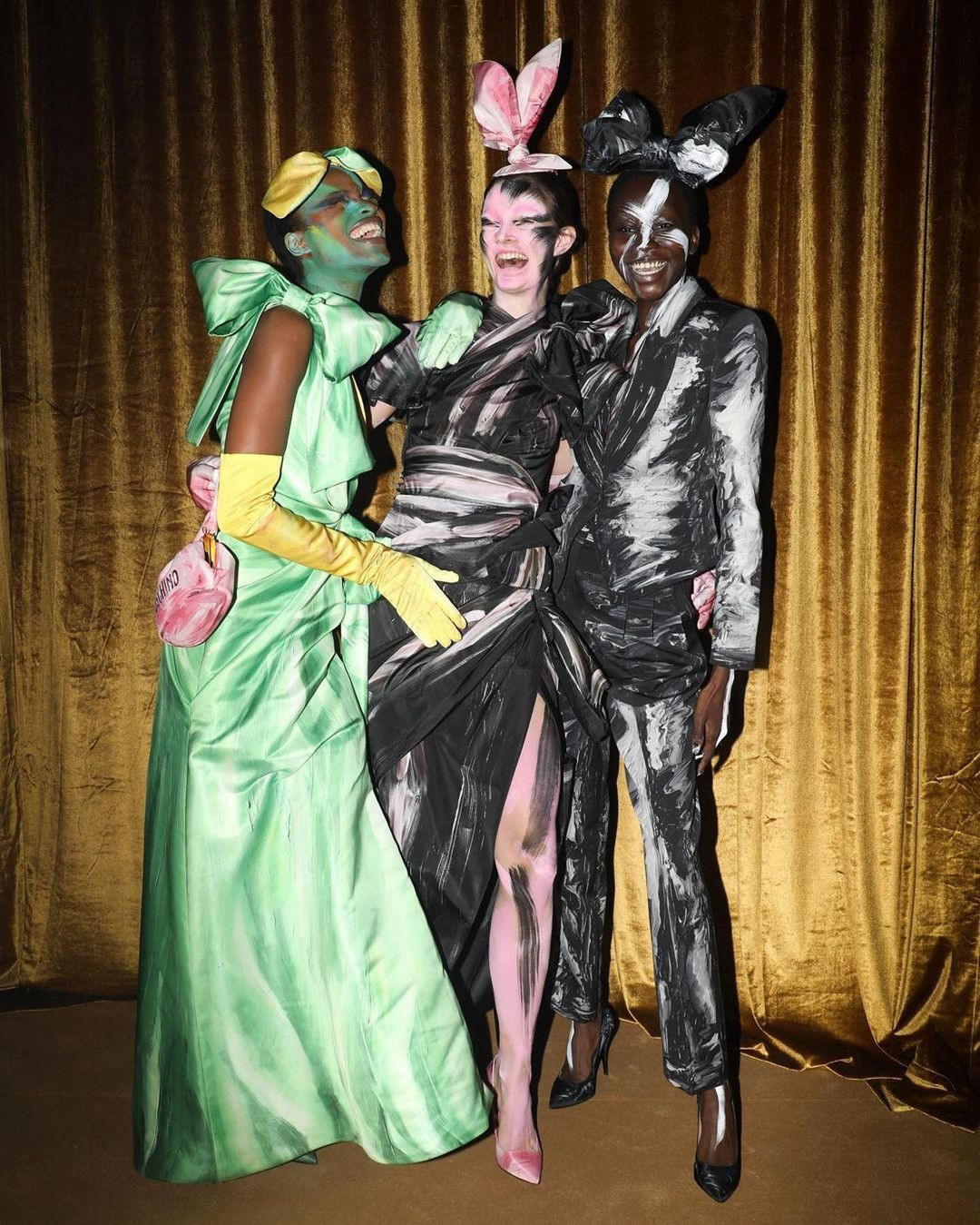 Vũ nữ thoát y Dita Von Teese vai trần gợi cảm, lấn át loạt chân dài đình đám ảnh 10