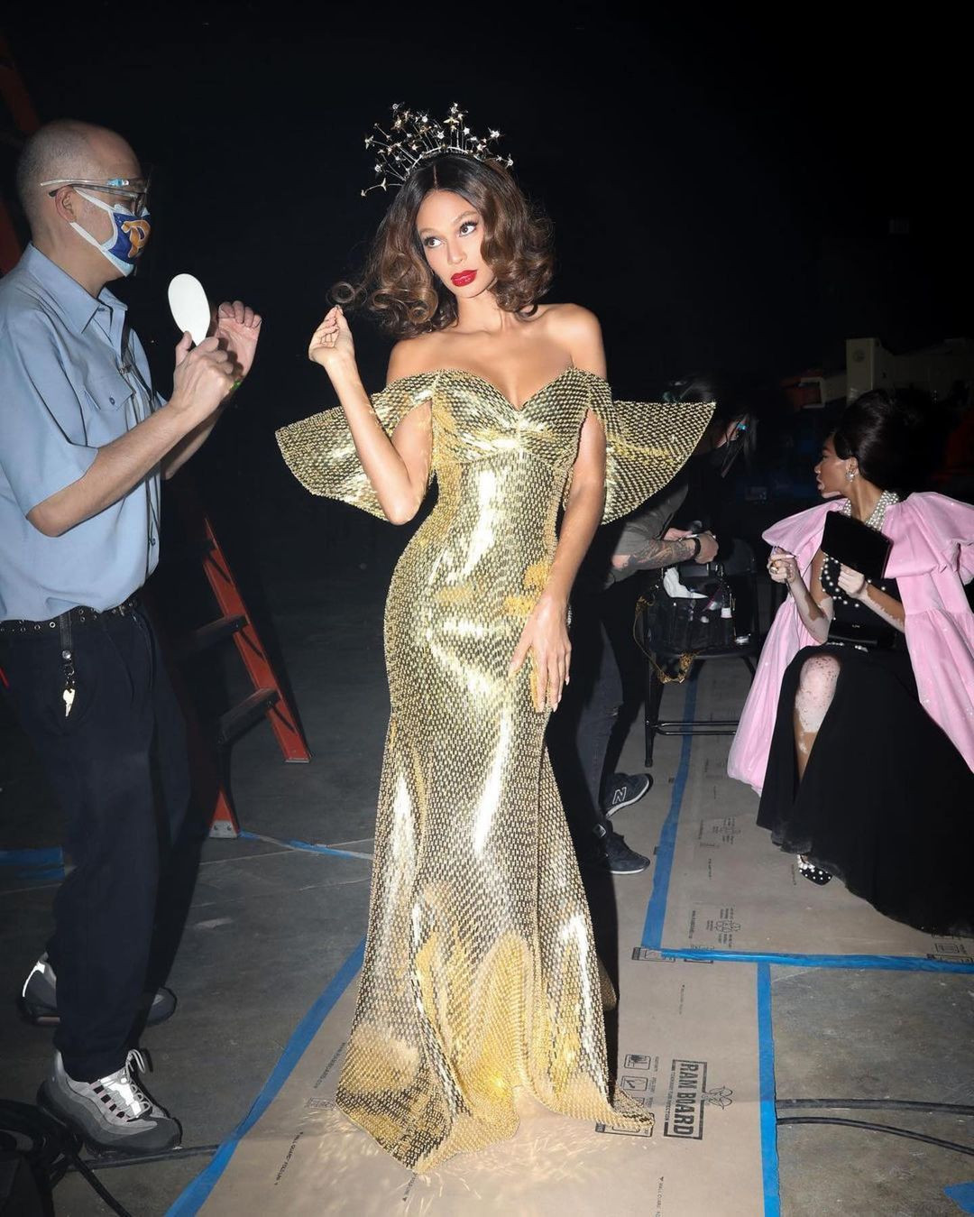 Vũ nữ thoát y Dita Von Teese vai trần gợi cảm, lấn át loạt chân dài đình đám ảnh 8