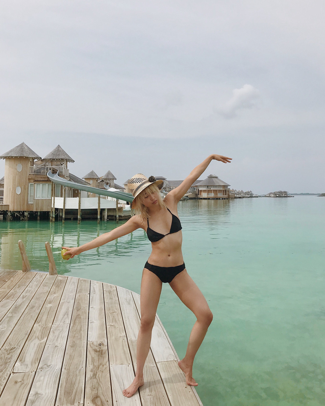 Sắc vóc của người mẫu 27 tuổi vừa trở thành tổng biên tập Vogue trẻ nhất ảnh 8