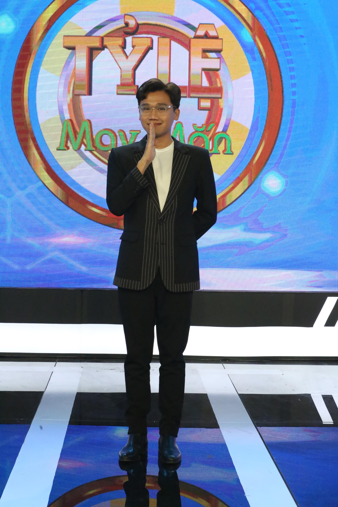 Xuân Nghị ‘cà khịa’ MC Võ Tấn Phát trên gameshow ảnh 1