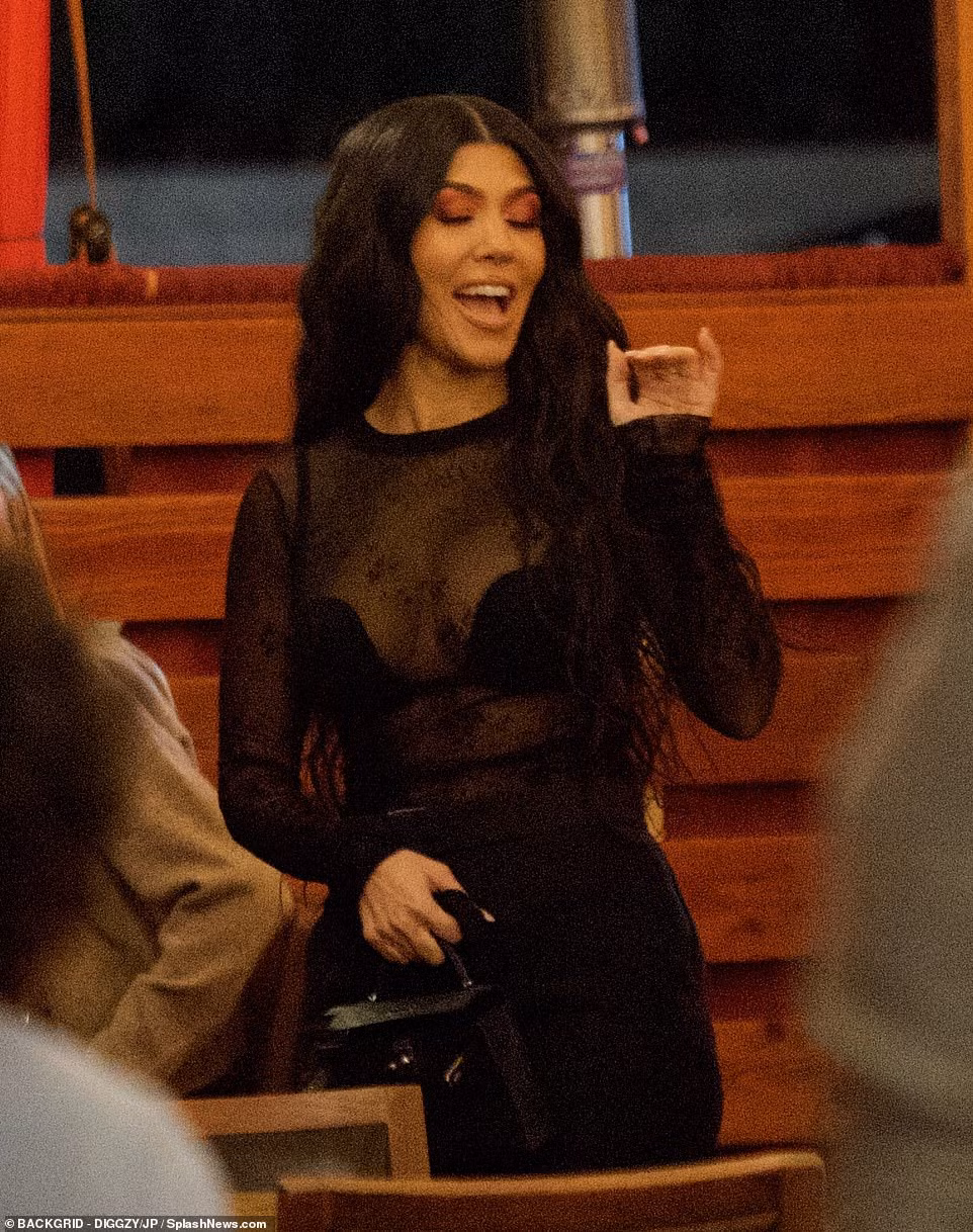 Kourtney Kardashian mặc áo xuyên thấu ‘có như không' ảnh 10