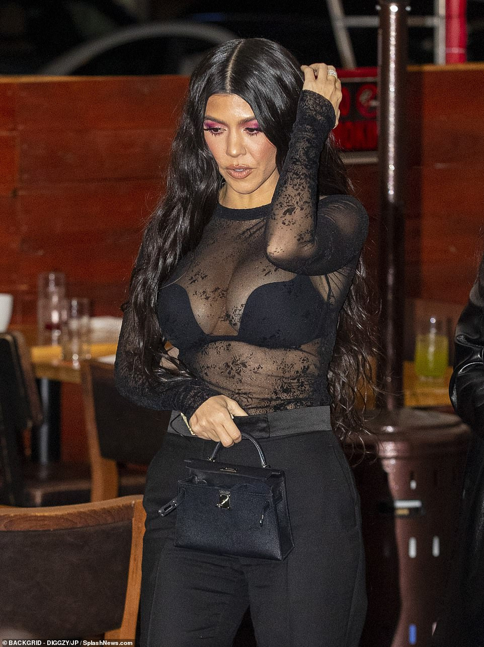 Kourtney Kardashian mặc áo xuyên thấu ‘có như không' ảnh 3