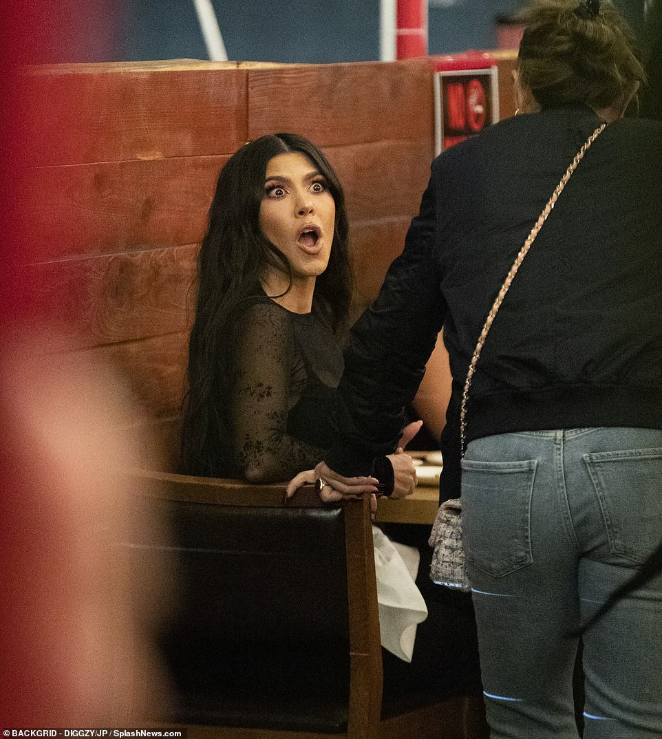 Kourtney Kardashian mặc áo xuyên thấu ‘có như không' ảnh 7