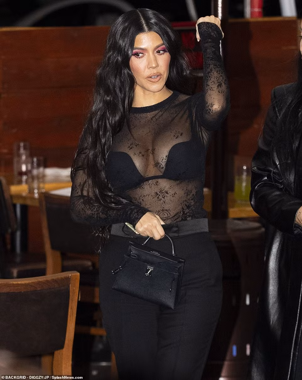 Kourtney Kardashian mặc áo xuyên thấu ‘có như không' ảnh 2