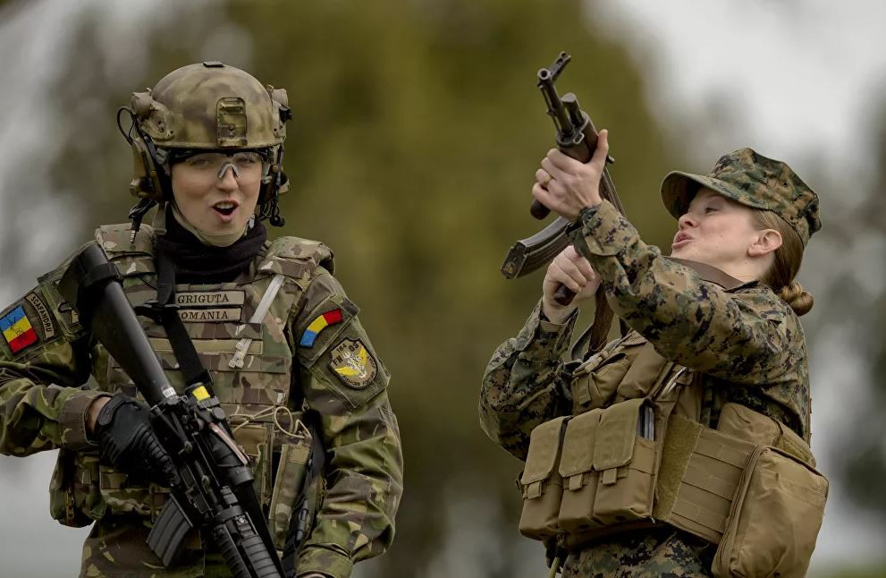 Bộ ảnh 'người đẹp trong quân đội' ở nhiều quốc gia ảnh 8