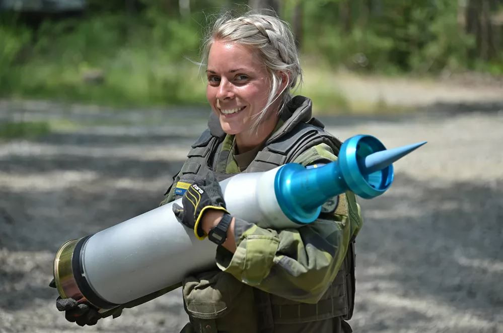 Bộ ảnh 'người đẹp trong quân đội' ở nhiều quốc gia ảnh 12