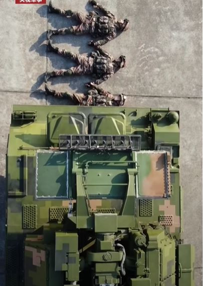 Lính Trung Quốc tập ‘chịu đựng’ xe tăng bò qua người để làm gì? ảnh 1