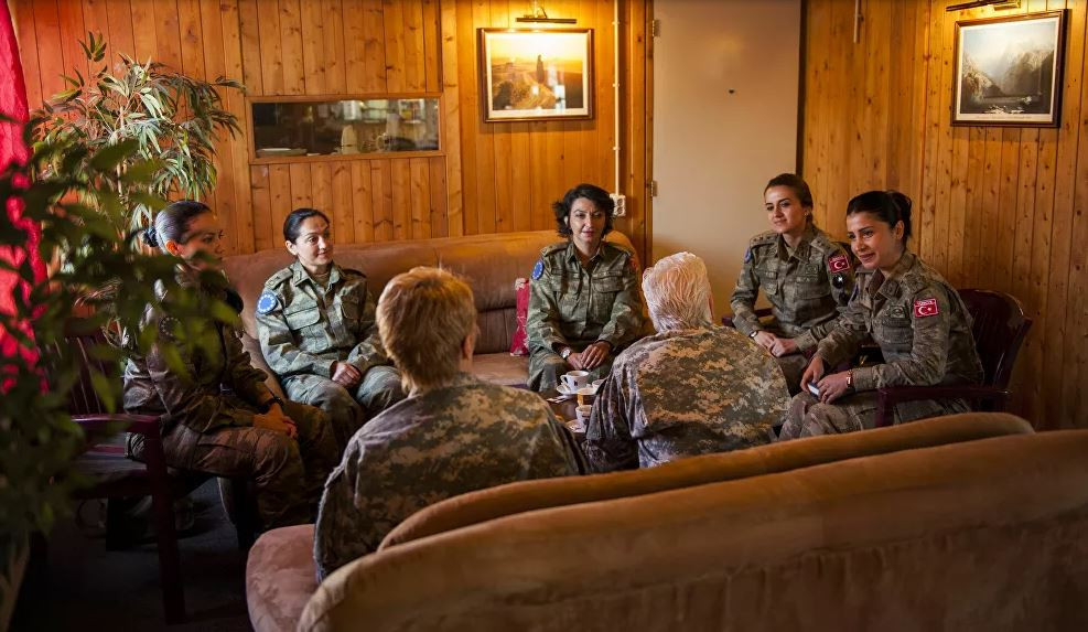 Bộ ảnh 'người đẹp trong quân đội' ở nhiều quốc gia ảnh 2