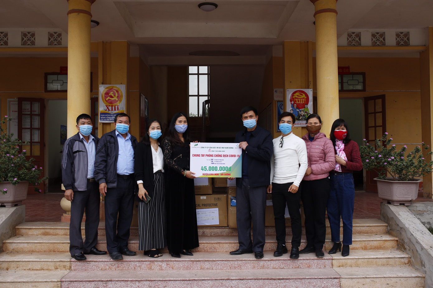 Tặng hơn 10.000 bộ quần áo phòng dịch cho các điểm nóng COVID-19 tại Hải Dương và Quảng Ninh ảnh 3