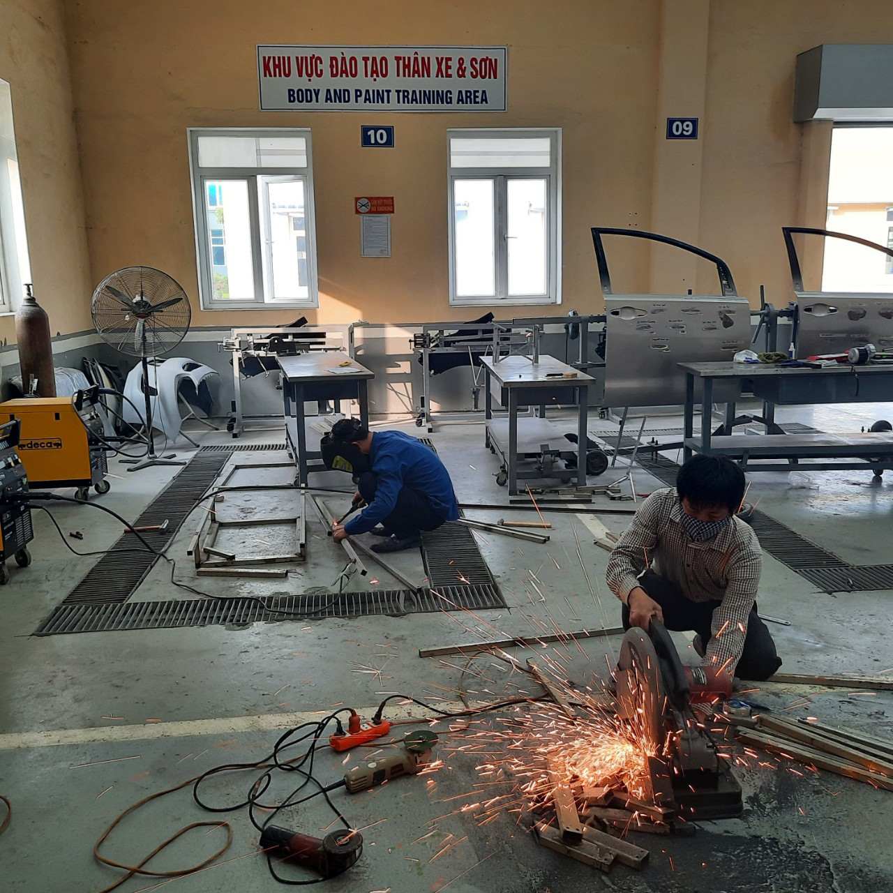 Trường Đại học Sao Đỏ tiếp tục thần tốc chế tạo 2 robot cùng tỉnh Hải Dương phòng, chống COVID-19 ảnh 2