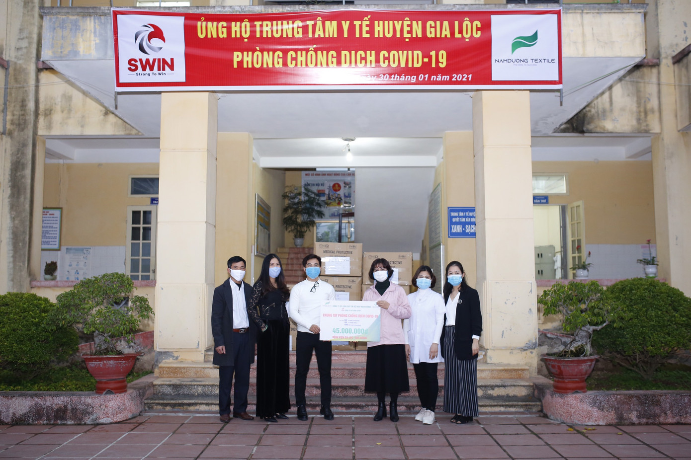 Tặng hơn 10.000 bộ quần áo phòng dịch cho các điểm nóng COVID-19 tại Hải Dương và Quảng Ninh ảnh 4