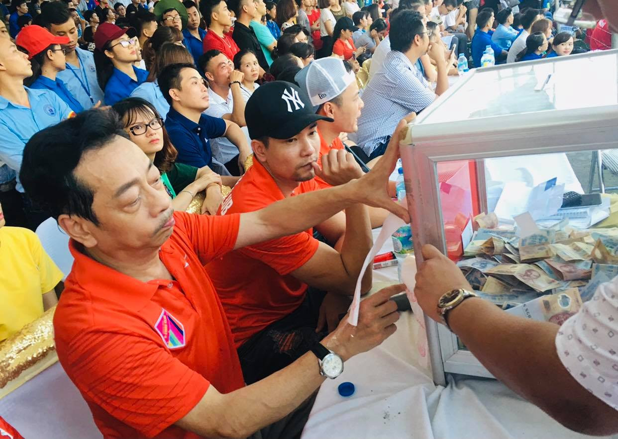 NSND Hoàng Dũng bên hòm tiền từ thiện ảnh 1