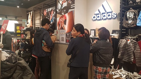 Black Friday muôn kiểu ưu đãi, tấp nập khách mua sắm xuyên trưa ảnh 3