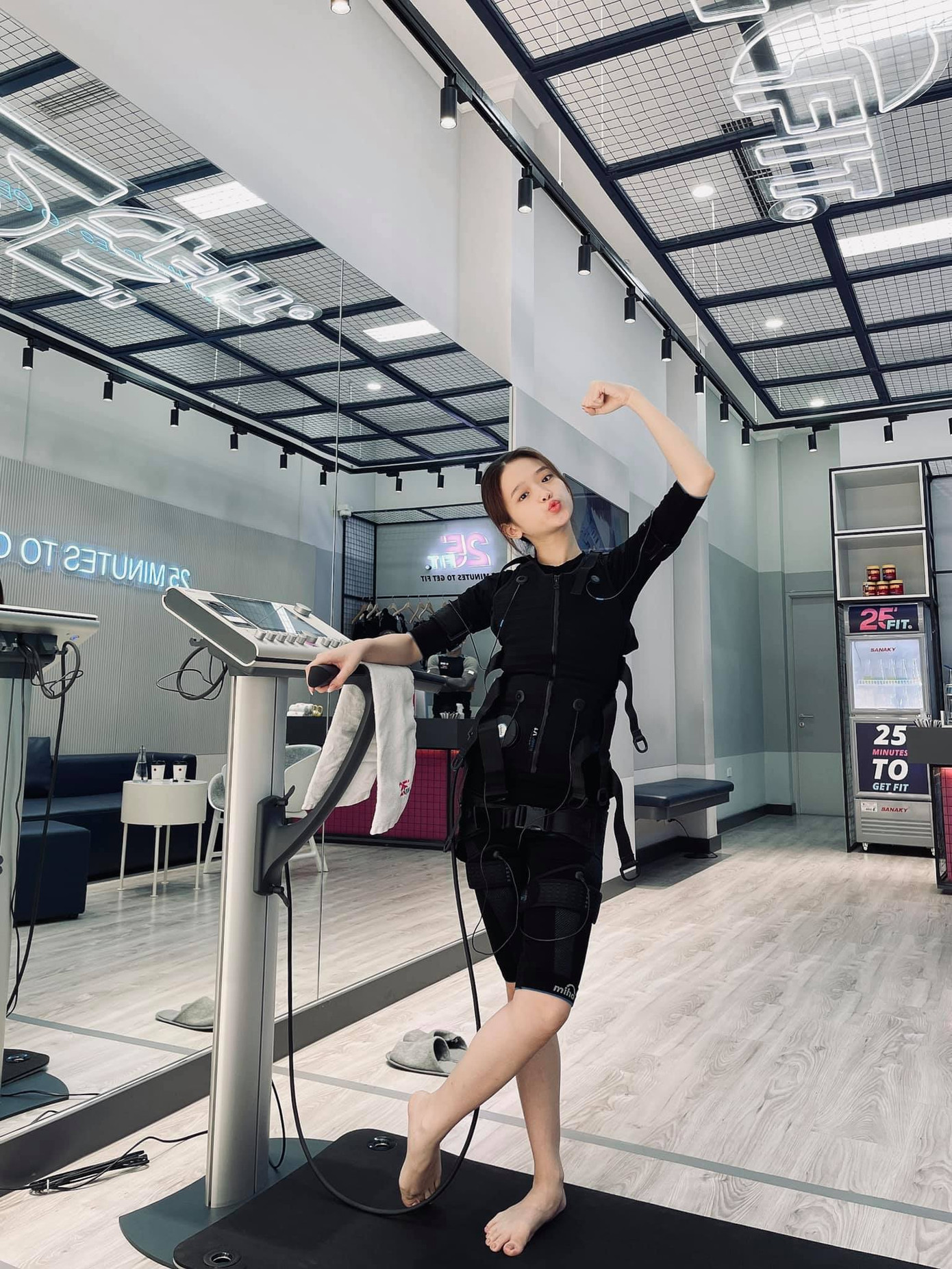 Lê Bống đăng clip đáp anti-fan, Linh Ka thăng hạng nhan sắc khoe vòng eo con kiến ảnh 8