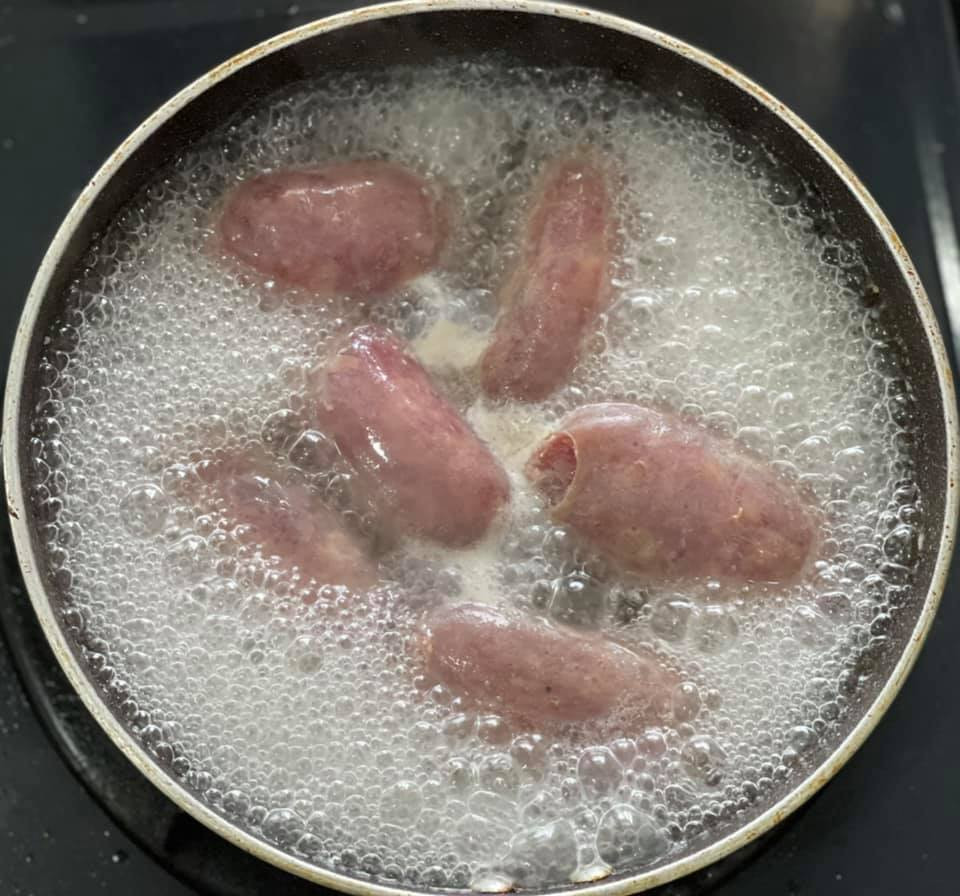 Ở nhà ăn Tết: Làm thế nào để món lạp xưởng chiên trở thành "cạ cứng" của bánh tét và bánh chưng? ảnh 4