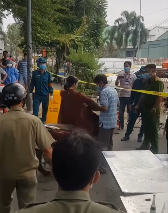 Sự thật đoạn clip người phụ nữ không đeo khẩu trang lao xe vào rào chắn đòi ra khỏi khu phong tỏa ảnh 1