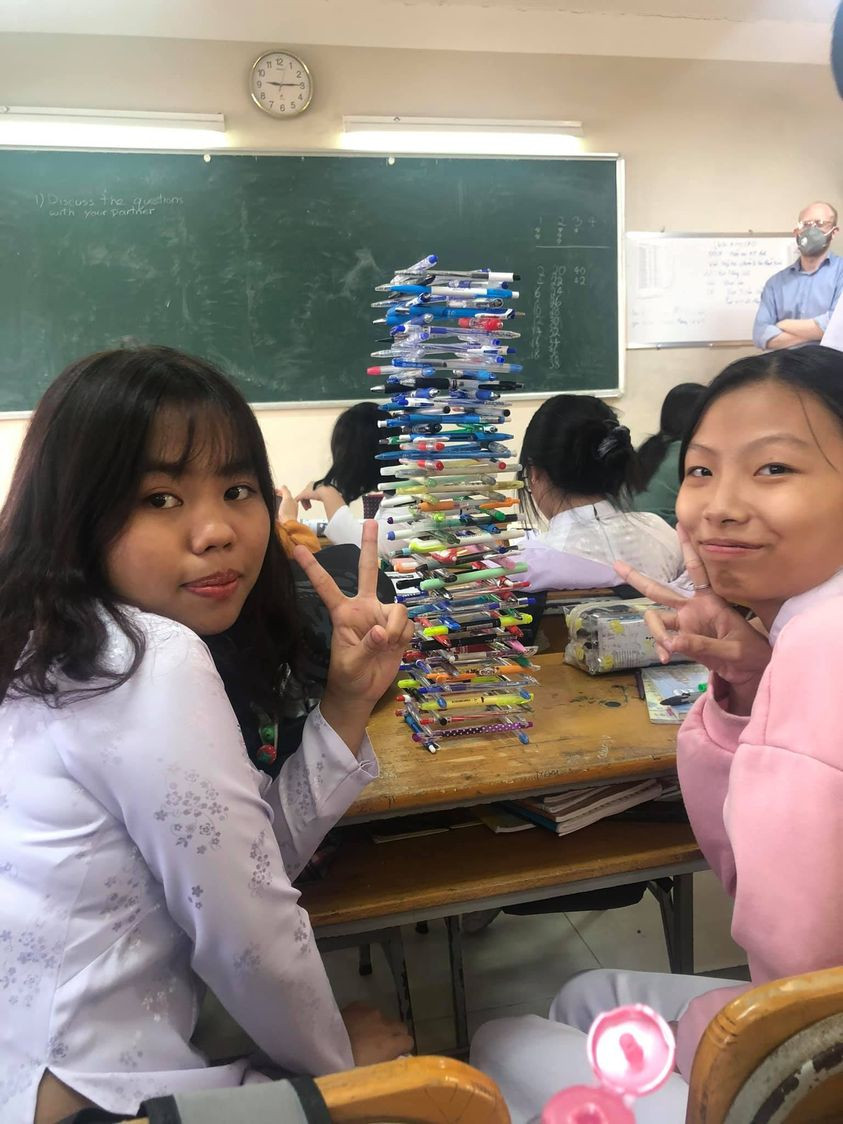 Chơi rút bút thế này thì "khó đỡ" thật! - Ảnh: Trần Trang Góc "dự báo nghề nghiệp": Nhìn chiều cao của tháp bút, phán ngay “trình” của các "kỹ sư tương lai"! ảnh 3