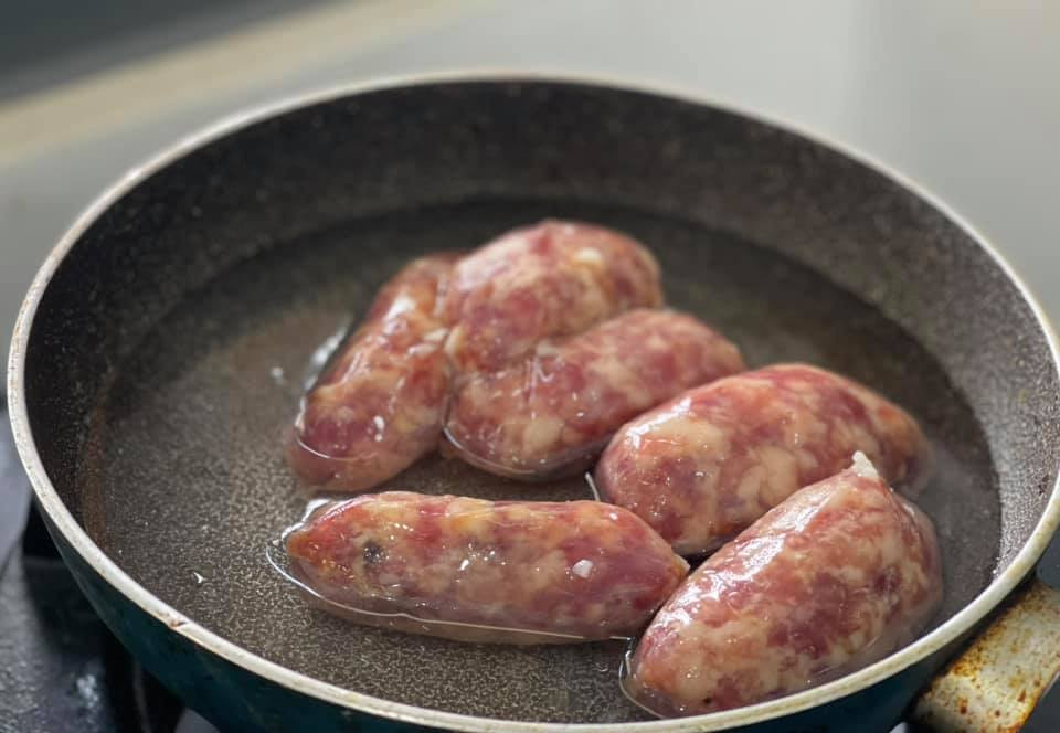 Ở nhà ăn Tết: Làm thế nào để món lạp xưởng chiên trở thành "cạ cứng" của bánh tét và bánh chưng? ảnh 3