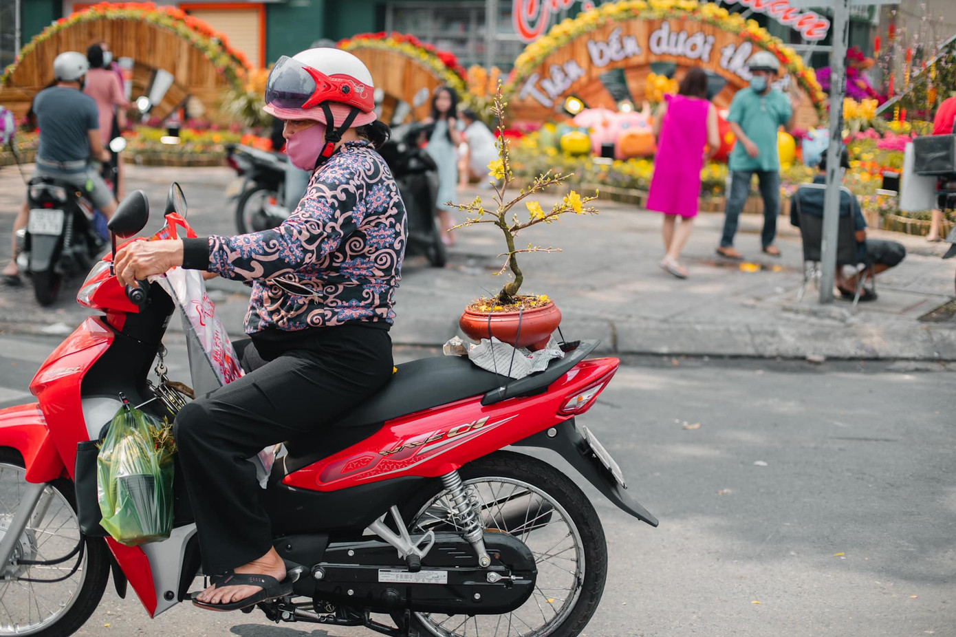 Tạm gác những âu lo, khắp nơi trên cả nước đều tràn ngập niềm vui “chở Tết về nhà“ ảnh 8