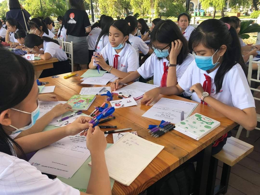 Các em được tự chọn chỗ ngồi sao cho thoải mái và thể hiện được hết bản thân mình trong bài thi. Hình thức thi Văn “lạ” ở TP.HCM: Học sinh được du ngoạn trên tàu cao tốc để ngắm thành phố ảnh 3