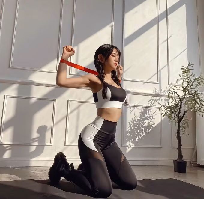 Lê Bống đăng clip đáp anti-fan, Linh Ka thăng hạng nhan sắc khoe vòng eo con kiến ảnh 2