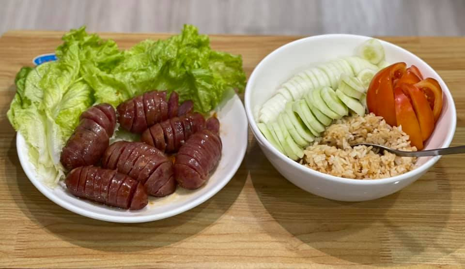 Ở nhà ăn Tết: Làm thế nào để món lạp xưởng chiên trở thành "cạ cứng" của bánh tét và bánh chưng? ảnh 8