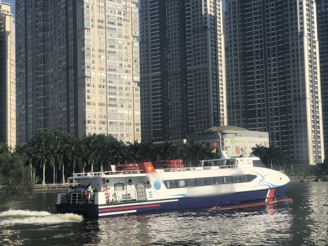 Hình thức thi mới lạ này khiến học sinh vô cùng phấn khích và thích thú. Hình thức thi Văn “lạ” ở TP.HCM: Học sinh được du ngoạn trên tàu cao tốc để ngắm thành phố ảnh 2