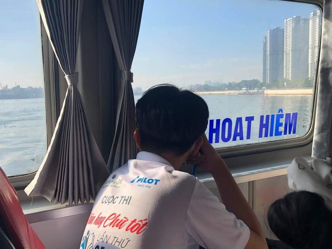 Học sinh được trải nghiệm thực tế để lấy cảm hứng trước khi làm bài. Hình thức thi Văn “lạ” ở TP.HCM: Học sinh được du ngoạn trên tàu cao tốc để ngắm thành phố ảnh 1