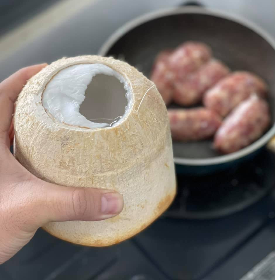 Ở nhà ăn Tết: Làm thế nào để món lạp xưởng chiên trở thành "cạ cứng" của bánh tét và bánh chưng? ảnh 2