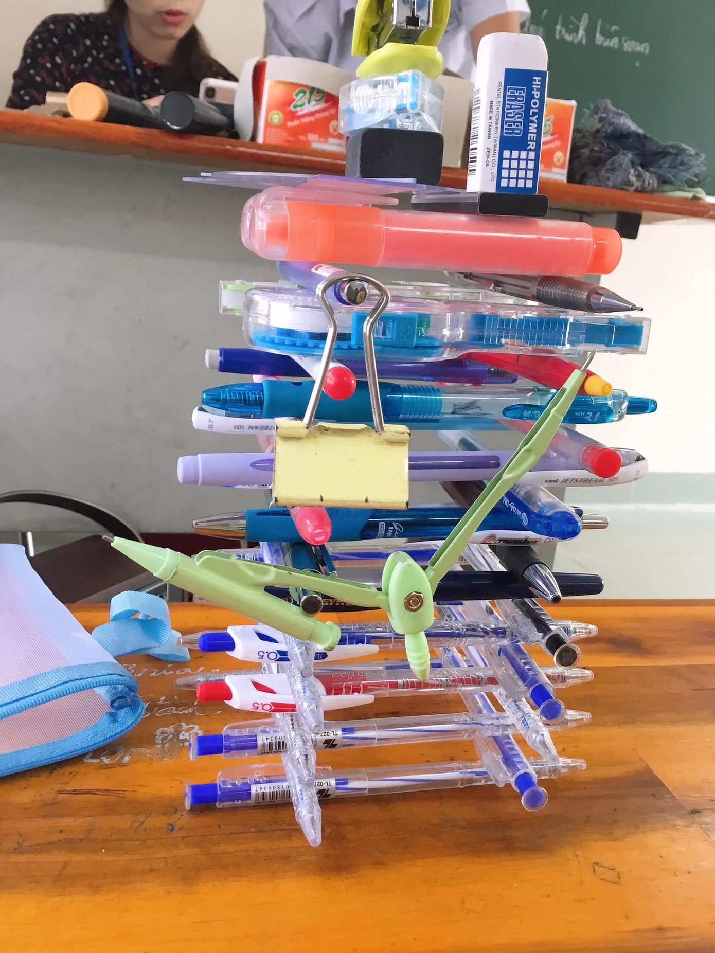 Ý tưởng bút chồng bút để làm giá đỡ cho thước, tẩy, compa... - Ảnh: Như Huyền Góc "dự báo nghề nghiệp": Nhìn chiều cao của tháp bút, phán ngay “trình” của các "kỹ sư tương lai"! ảnh 1