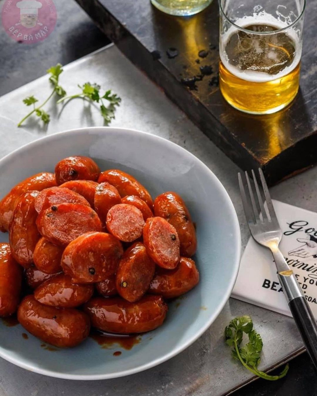 Ở nhà ăn Tết: Làm thế nào để món lạp xưởng chiên trở thành "cạ cứng" của bánh tét và bánh chưng? ảnh 1