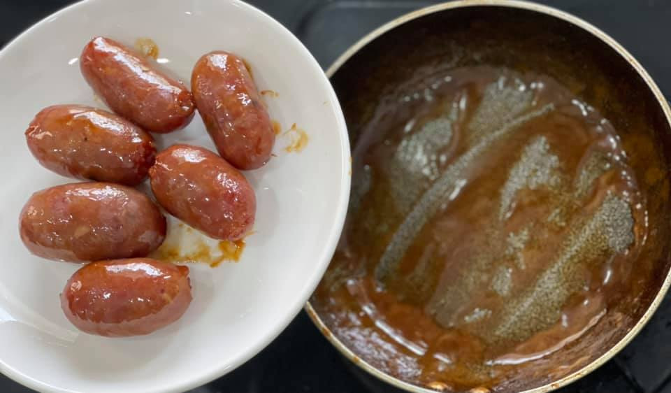 Ở nhà ăn Tết: Làm thế nào để món lạp xưởng chiên trở thành "cạ cứng" của bánh tét và bánh chưng? ảnh 6