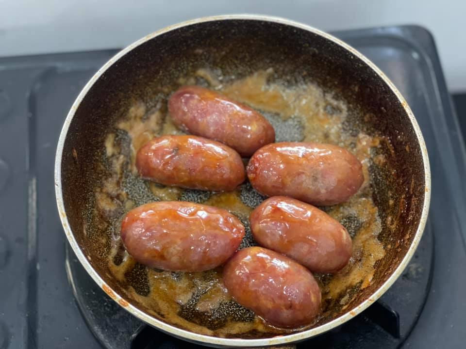 Ở nhà ăn Tết: Làm thế nào để món lạp xưởng chiên trở thành "cạ cứng" của bánh tét và bánh chưng? ảnh 5