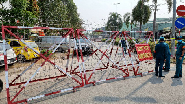 Sự thật đoạn clip người phụ nữ không đeo khẩu trang lao xe vào rào chắn đòi ra khỏi khu phong tỏa ảnh 2