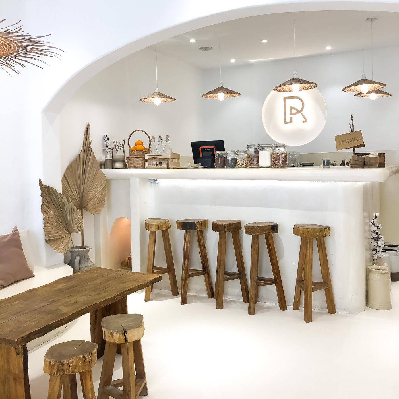 Không gian quán toát lên sự đơn giản nhưng tinh tế - Ảnh: Pora Pora Giới trẻ thích thú check-in với góc sống ảo được ví như “Địa Trung Hải giữa lòng Sài Gòn“ ảnh 1