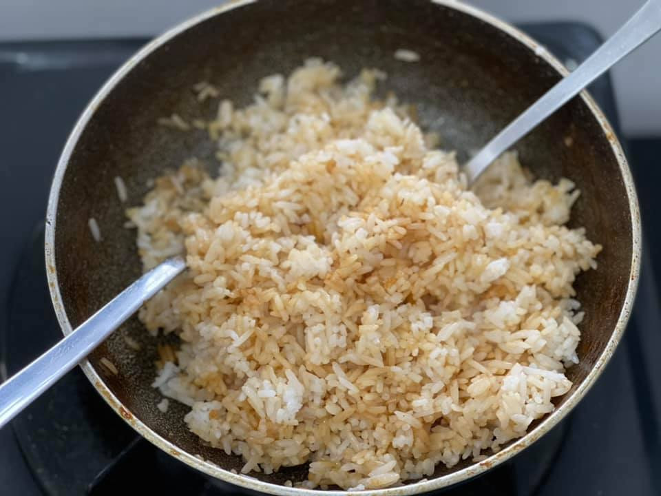 Ở nhà ăn Tết: Làm thế nào để món lạp xưởng chiên trở thành "cạ cứng" của bánh tét và bánh chưng? ảnh 7