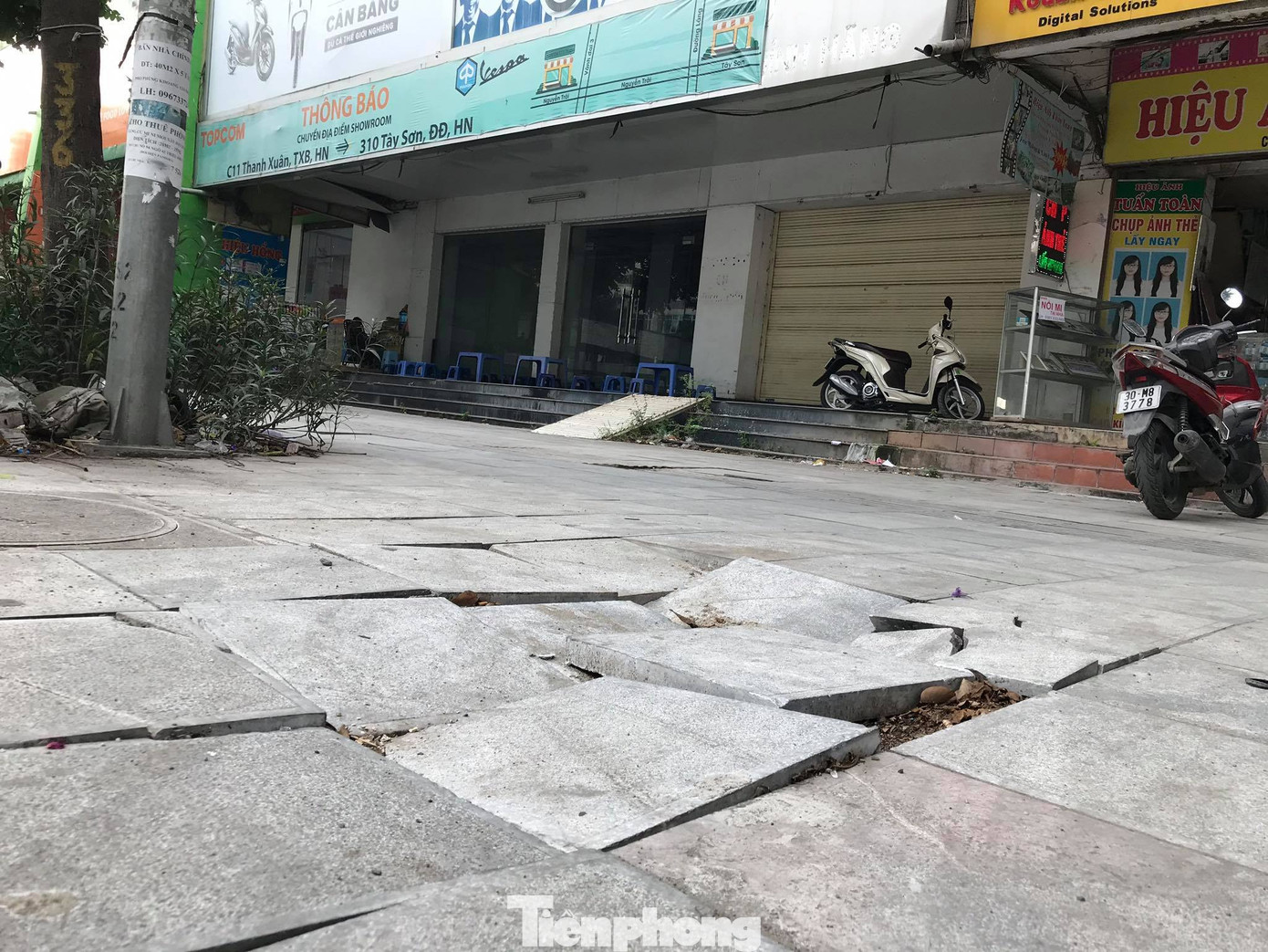 Hà Nội: Vỉa hè lát đá 'trăm tỷ' đường Nguyễn Trãi hư hỏng, vỡ vụn ảnh 6
